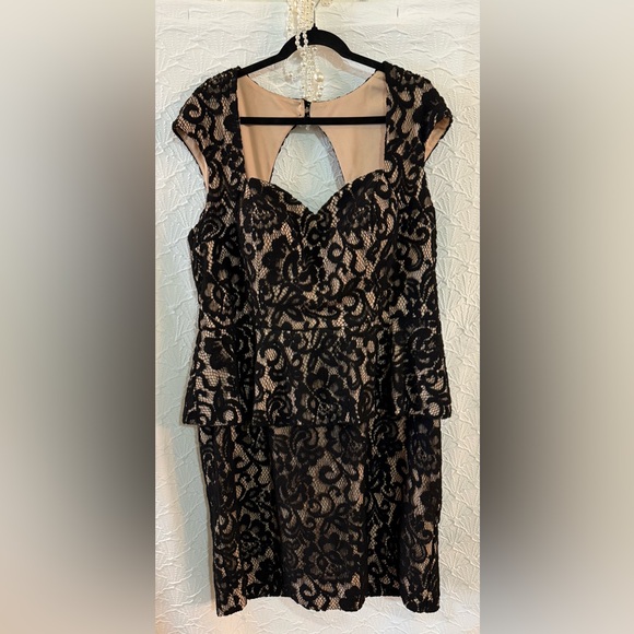 Xscape Dresses & Skirts - Xscape Black Lace Overlay Midi Dress with Nude Lining